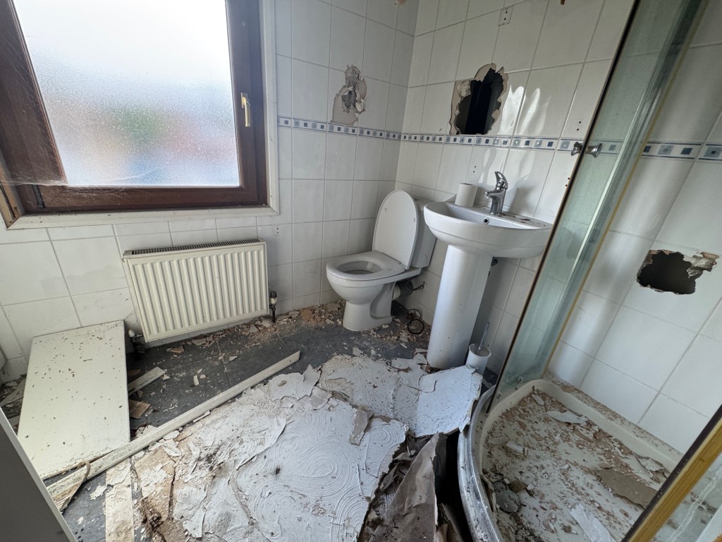 Lot: 48 - PUBLIC HOUSE AND UPPER PARTS WITH POTENTIAL - Second floor shower room